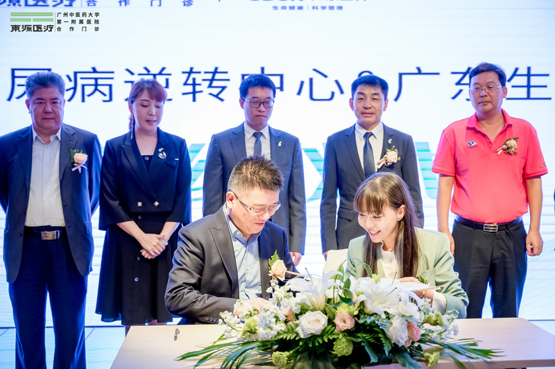 国味集团联合创始人 丛海燕女士与广东生科董事长 付承彬博士现场签约